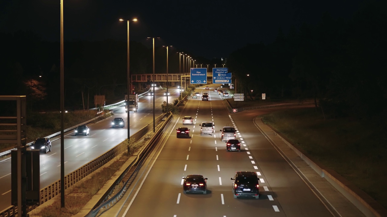 德国科隆夜间照明高速公路上的城市交通视频素材