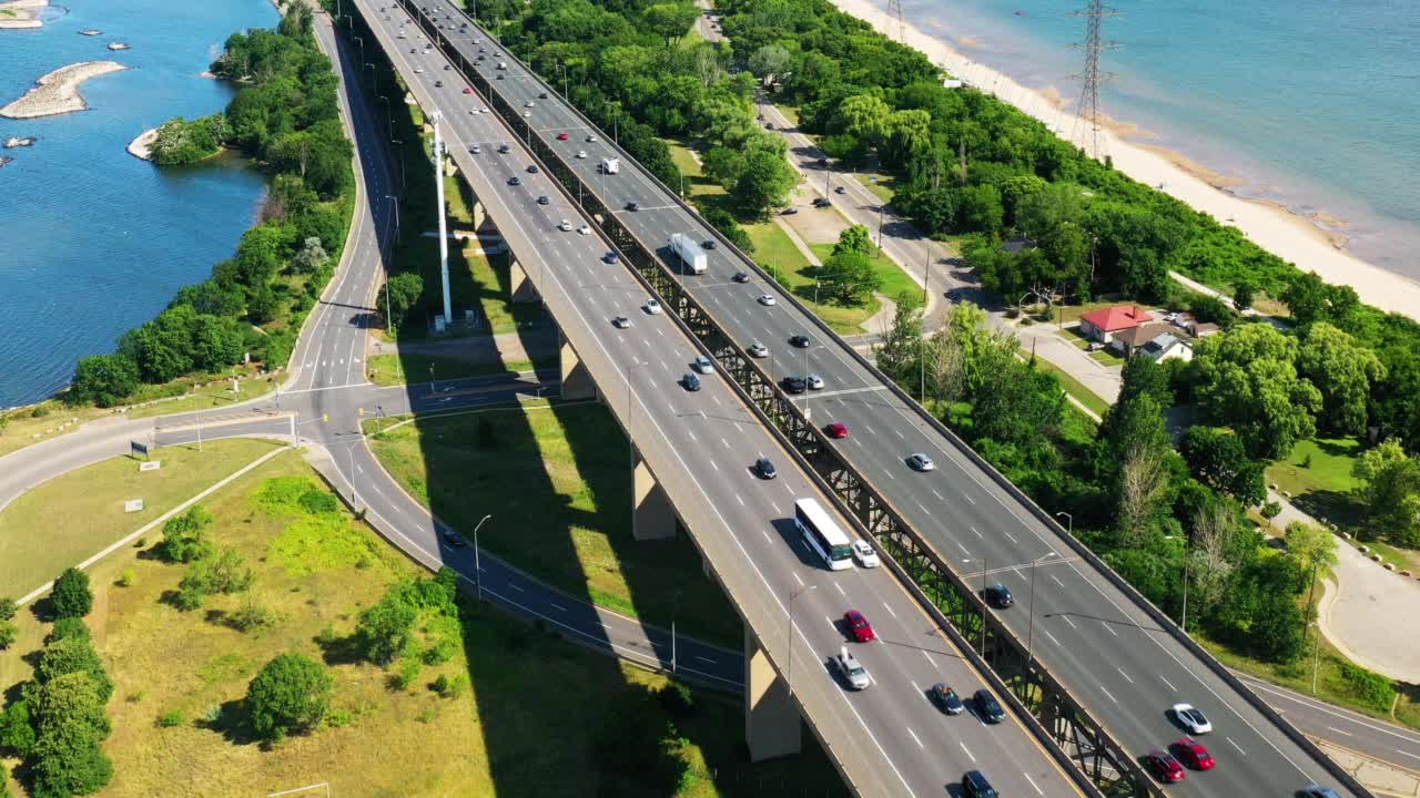 繁忙高速公路的空中超摄视图视频素材