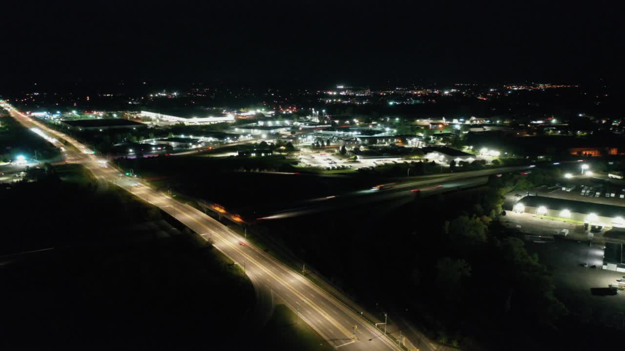 夜间繁忙高速公路的空中超摄视图视频素材