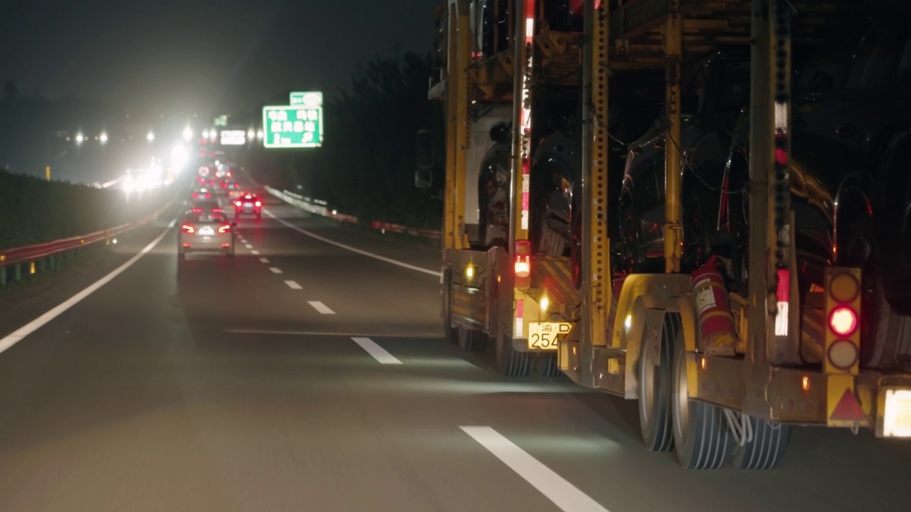 汽车在高速公路上行驶视频素材