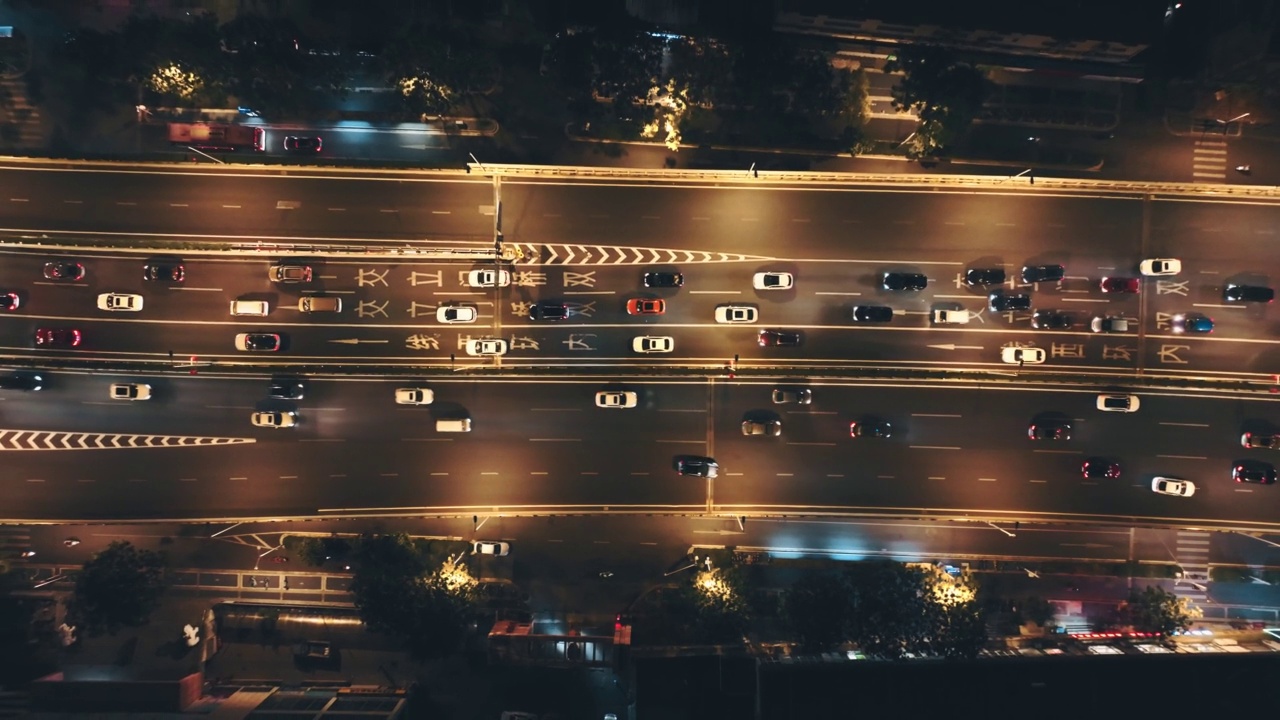 夜晚的高速公路，头顶上高高的风景视频素材