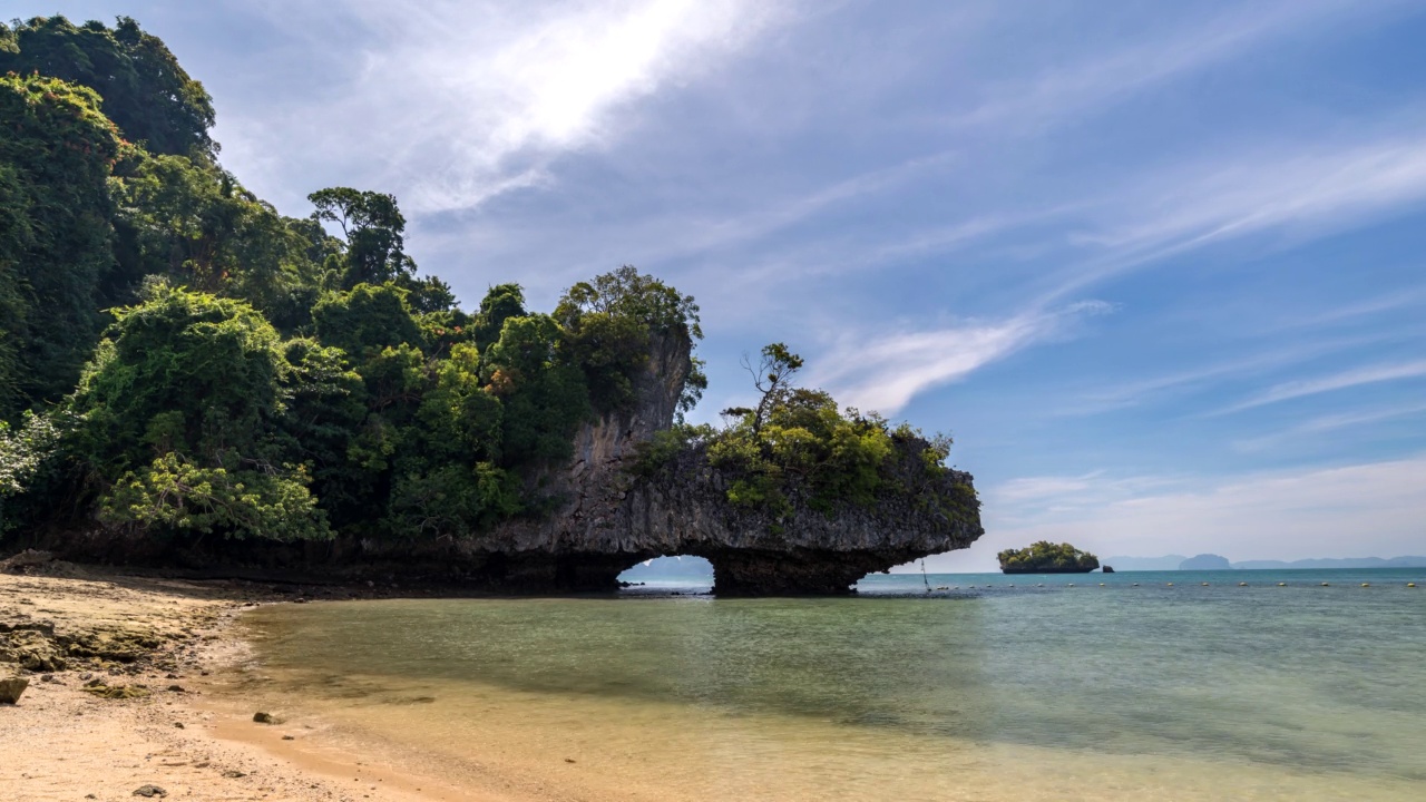 热带岛屿时间推移与海洋蓝色的海水和白沙滩在Koh Phak Bia，甲米泰国自然景观时间推移视频素材