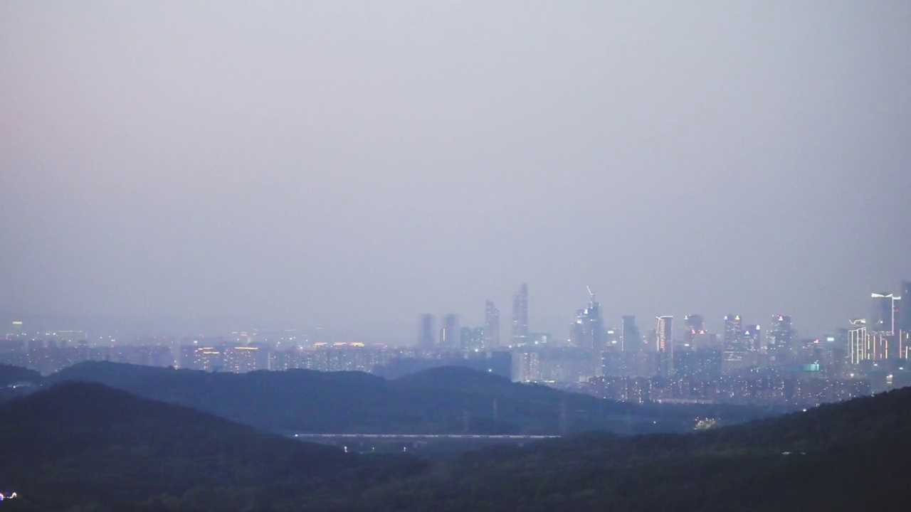 高铁在夜间穿过这座城市视频素材