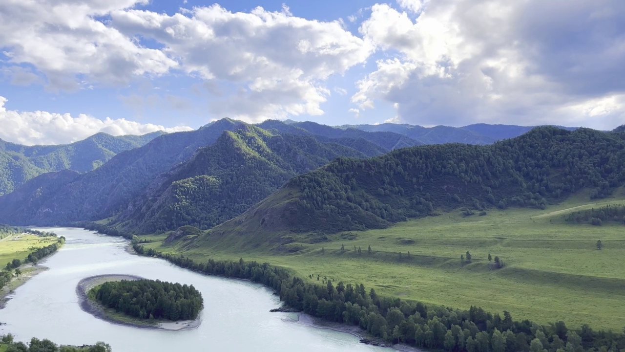 五彩缤纷的山景和卡顿河，还有一个小岛视频素材