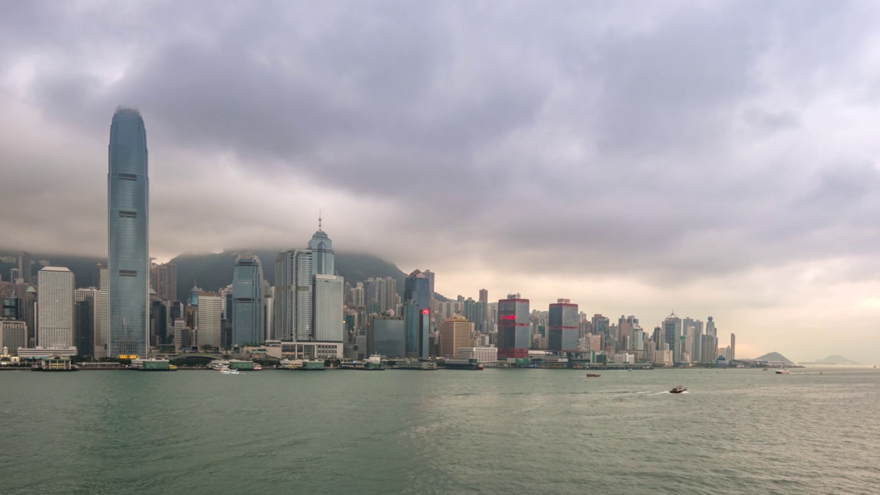 香港时间间隔4K，香港维多利亚湾城市天际线的昼夜时间间隔视频素材