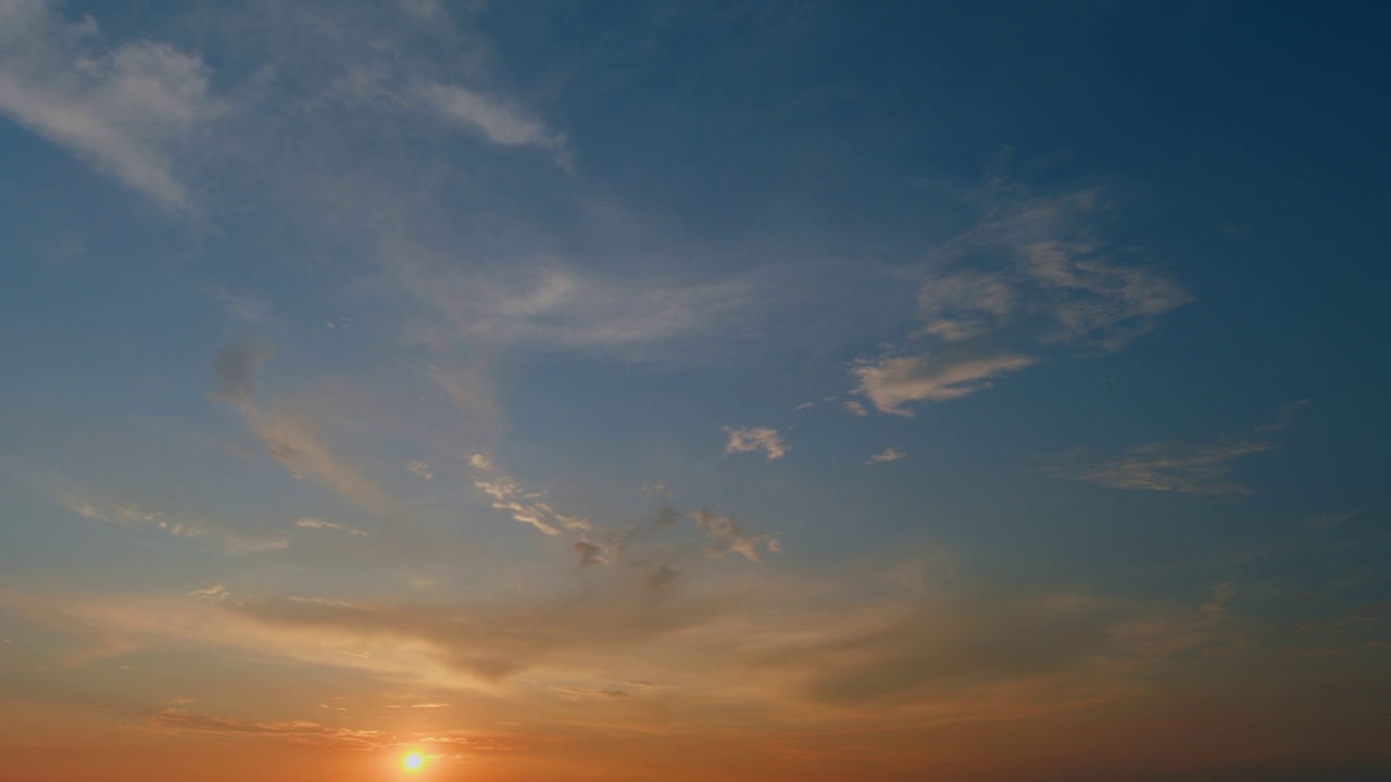 日落时的天空是橙色的。美丽浪漫和色彩丰富的天空与明亮的橙色渐变颜色。间隔拍摄。视频素材