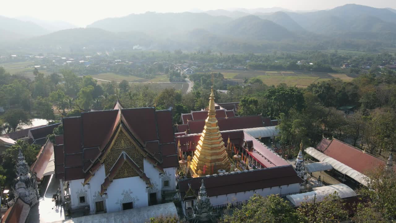 无人机拍摄的泰国法莱省卧佛寺美丽的金塔。古庙在丛林中间，旅游的目的地视频素材