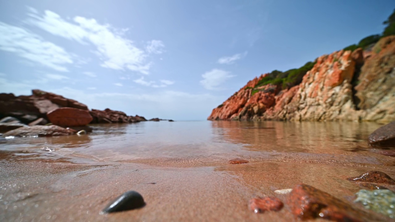 撒丁岛一个美丽的沐浴湾里平静的海水视频素材