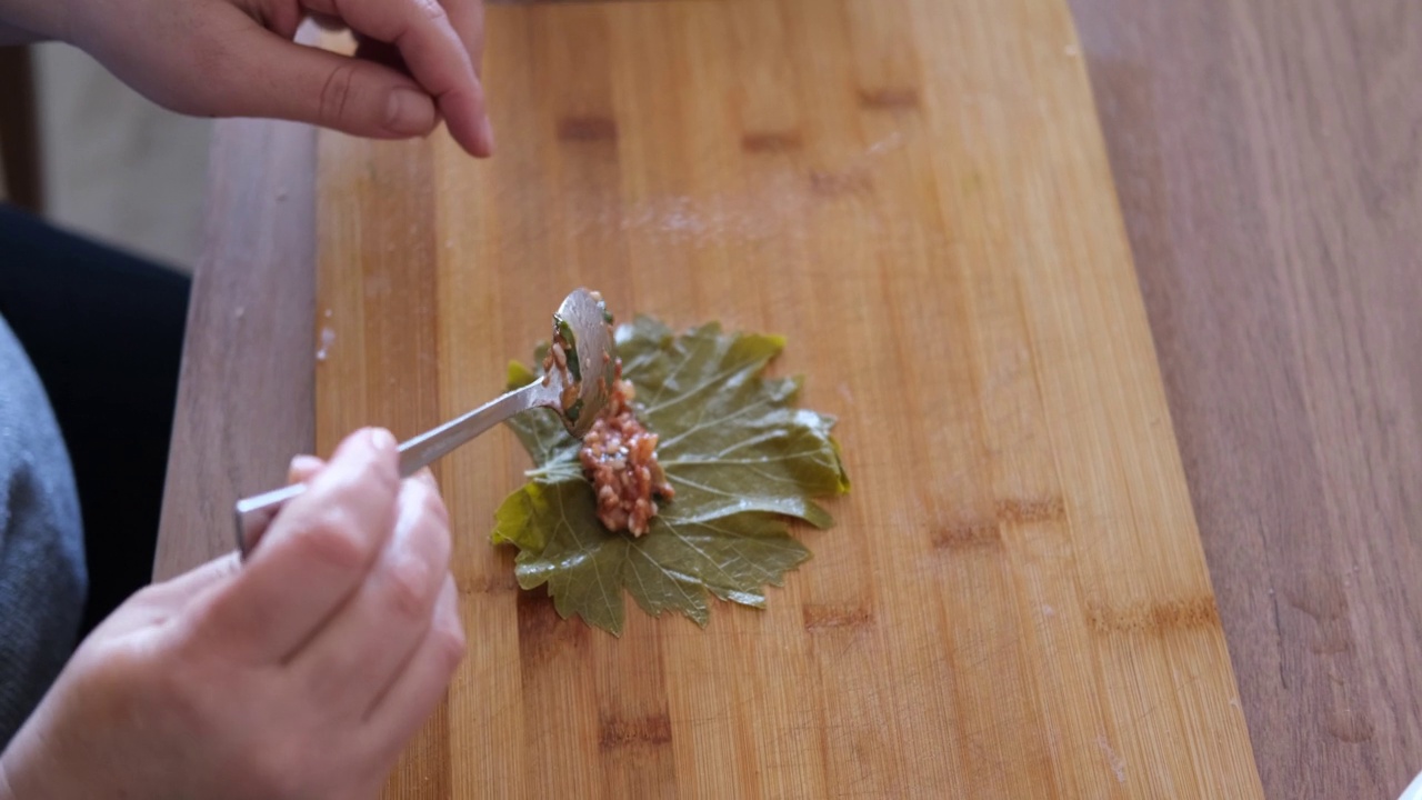 土耳其和希腊的传统菜填葡萄叶与橄榄油视频素材