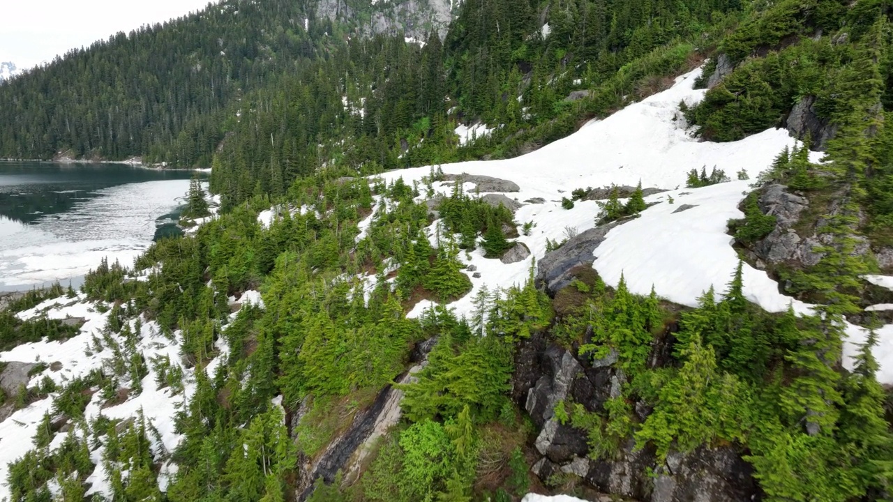 山湖周围融化的冰雪视频素材