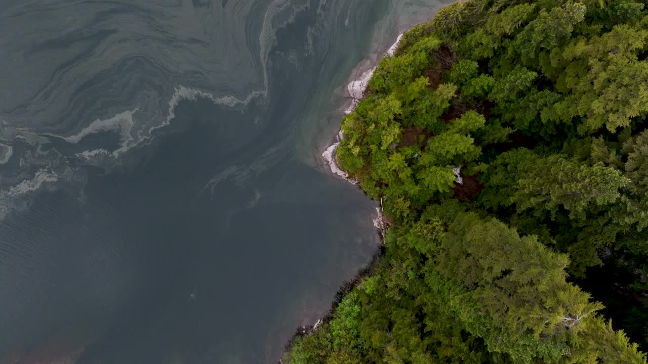 山间湖的湖岸视频素材