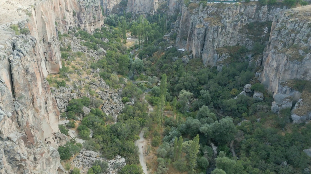 无人机鸟瞰土耳其Aksaray Peristrema山谷的Ihlara山谷视频素材