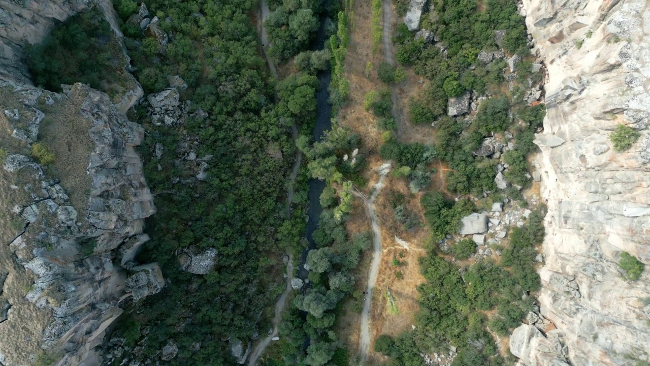 无人机鸟瞰土耳其Aksaray Peristrema山谷的Ihlara山谷视频素材