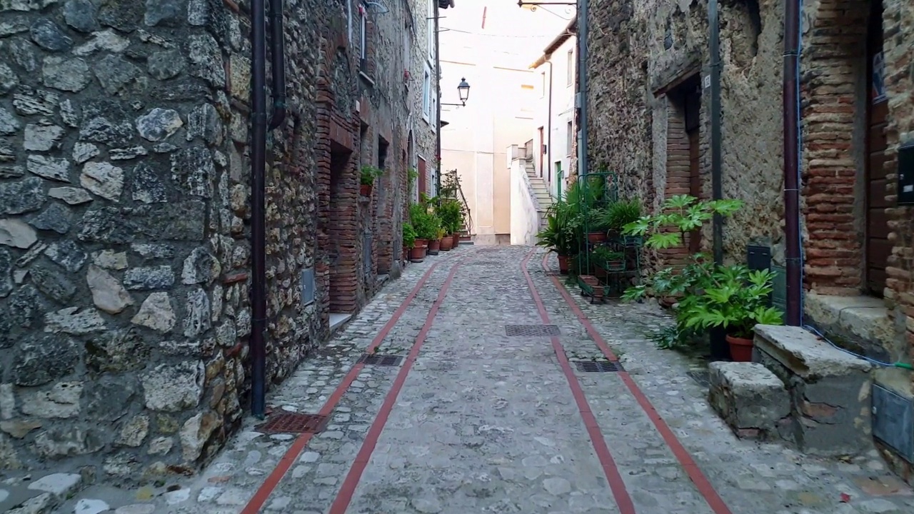 以第一人称漫步在Teverina的Penna古老村庄。意大利视频素材