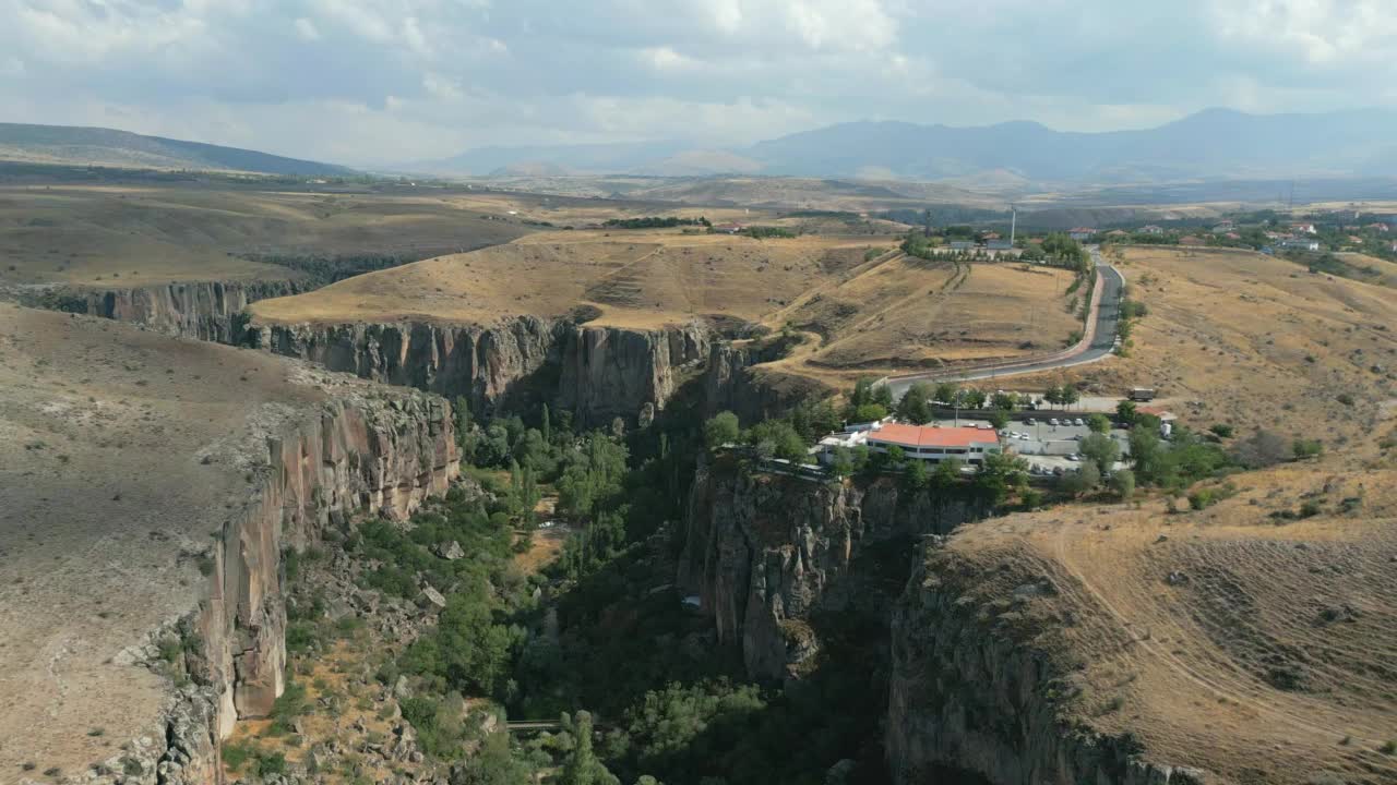 无人机鸟瞰土耳其Aksaray Peristrema山谷的Ihlara山谷视频素材