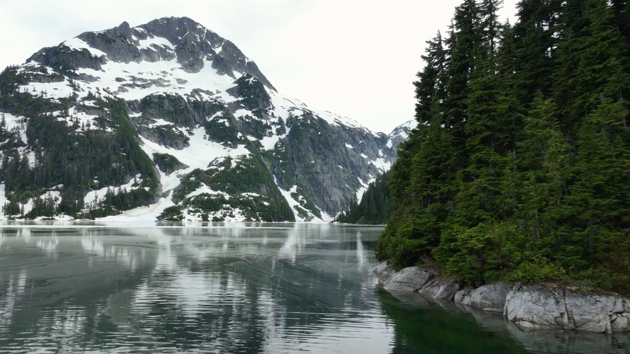 山湖的海岸线，融化的冰原漂浮在水面上视频素材