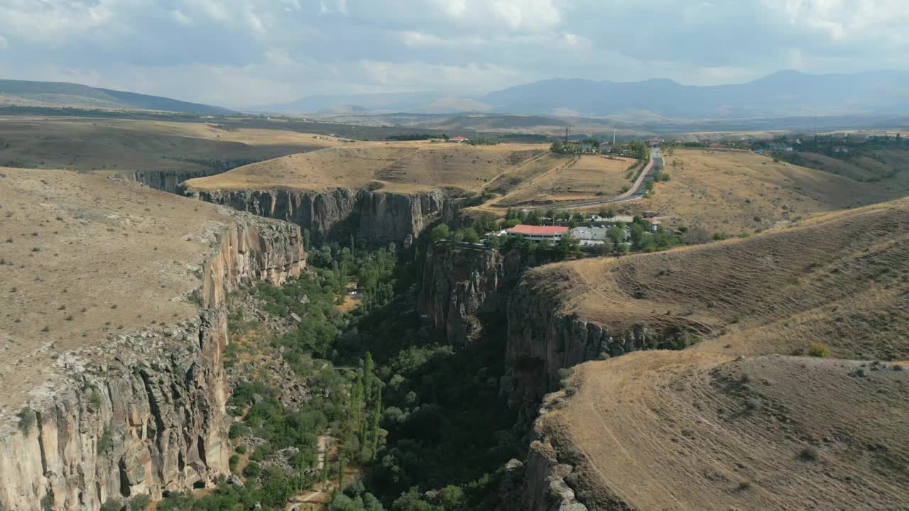 无人机鸟瞰土耳其Aksaray Peristrema山谷的Ihlara山谷视频素材