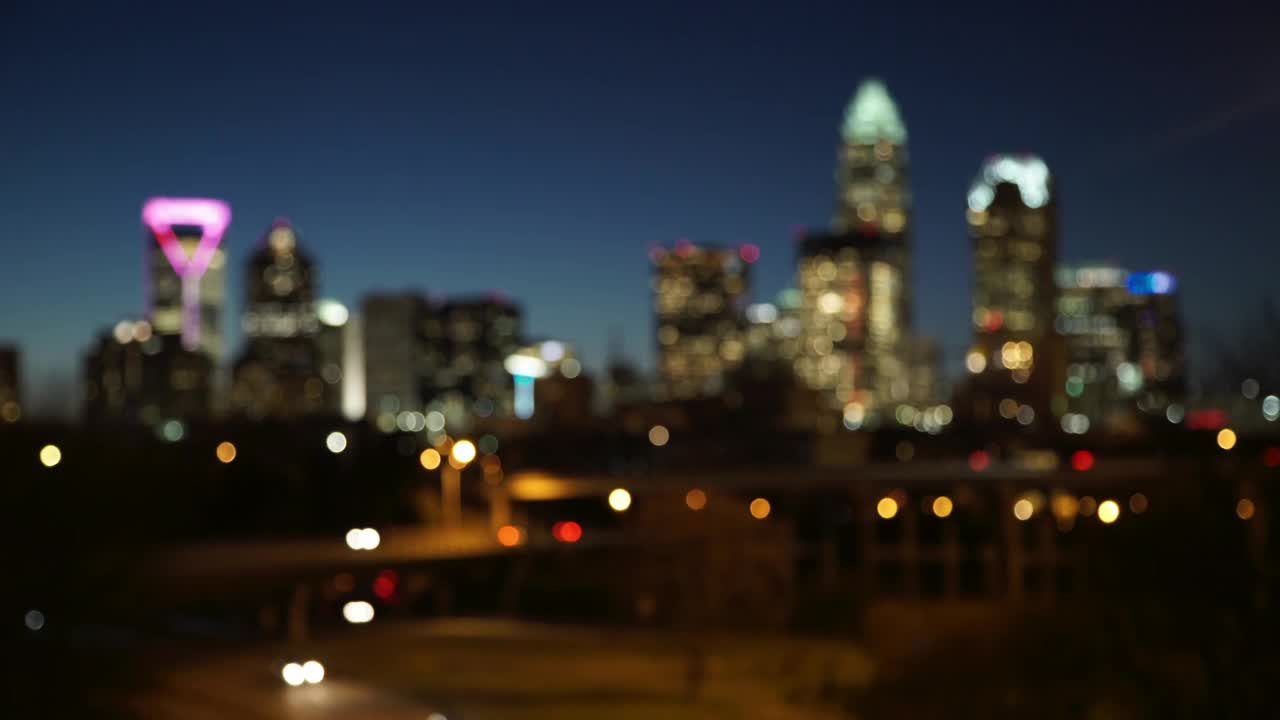 在夜晚晴朗的天空下，现代城市的封锁离焦视图-夏洛特，北卡罗来纳州视频素材