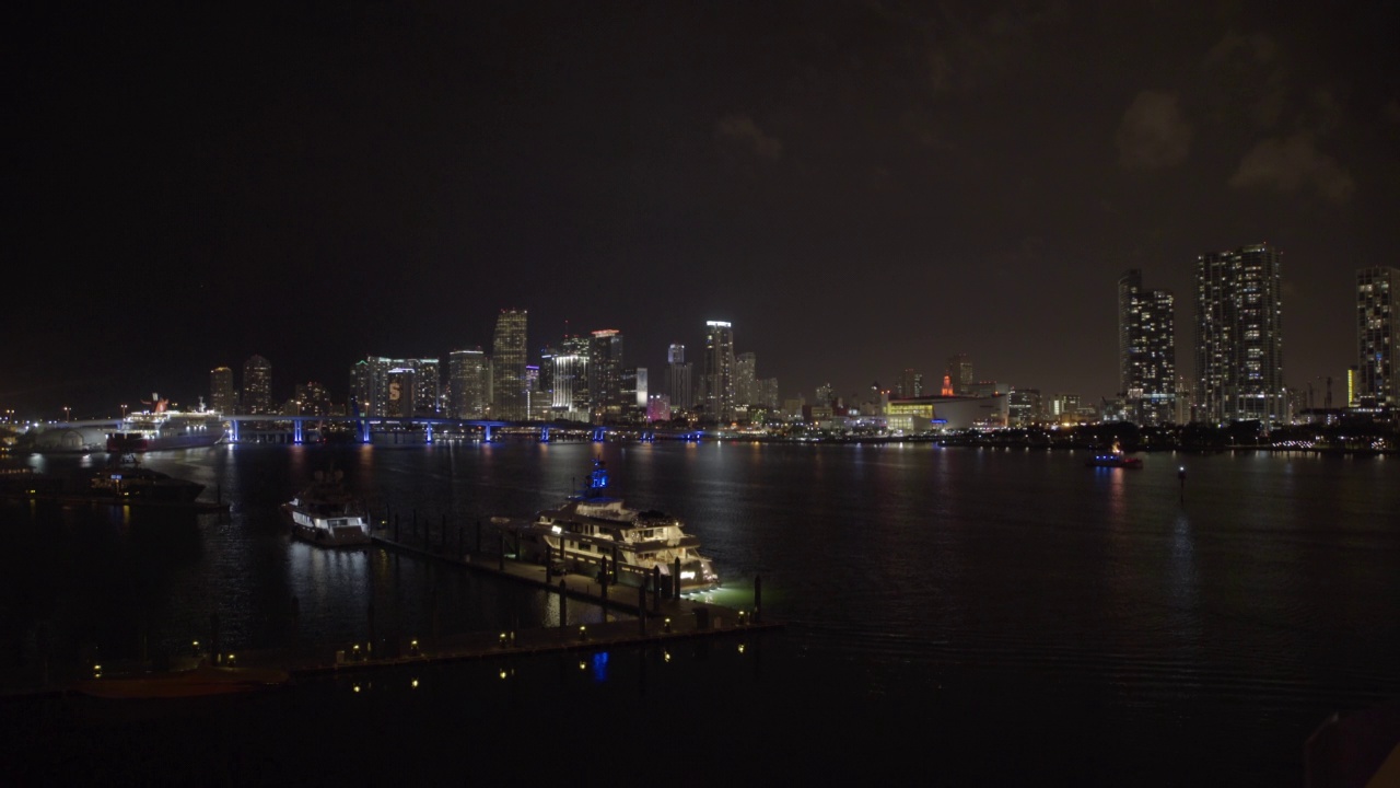 海上船只夜间在金融区港口的空中封锁镜头——佛罗里达州迈阿密视频素材