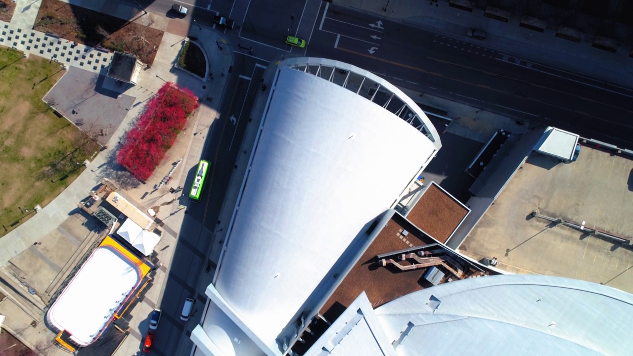 空中拍摄的汽车在城市的道路上移动，无人机飞过建筑物的白色屋顶——田纳西州的纳什维尔视频素材