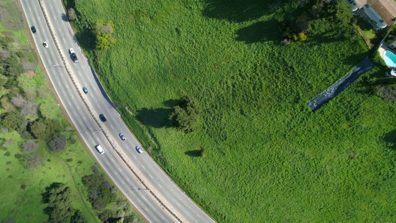 空中向前拍摄的汽车在道路上移动的城市山上的房子-洛杉矶，加利福尼亚州视频素材