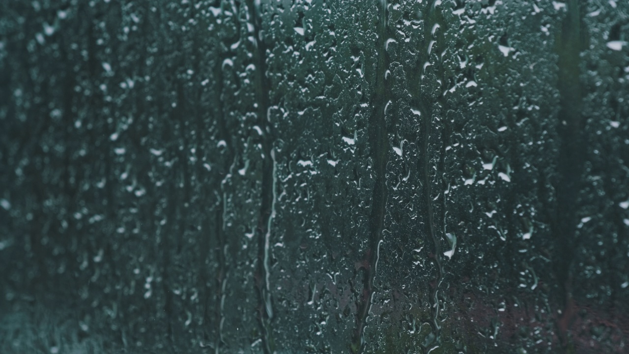 雨滴落在窗户上，秋天抽象背景视频素材