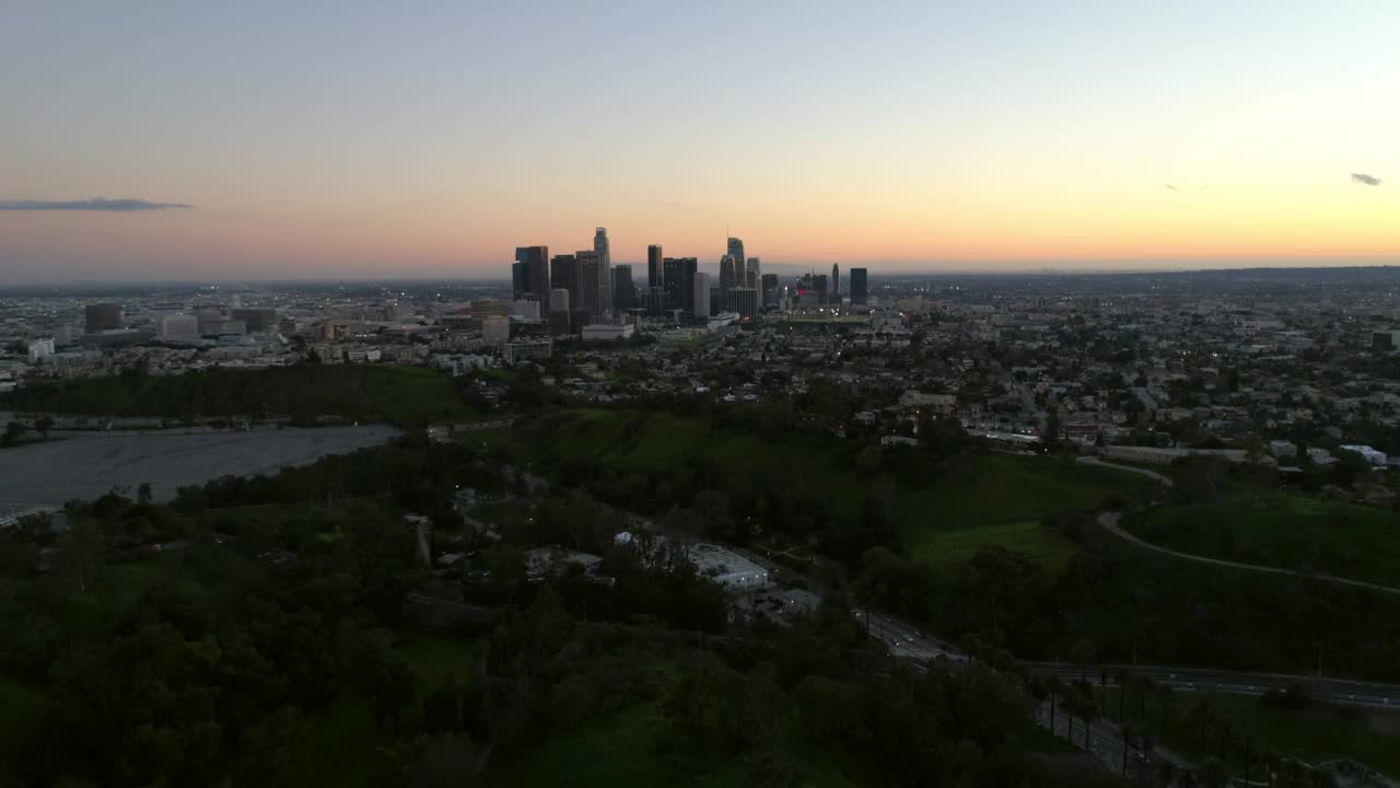 空中拍摄的美丽景色的金融区在日落的城市-洛杉矶，加利福尼亚州视频素材