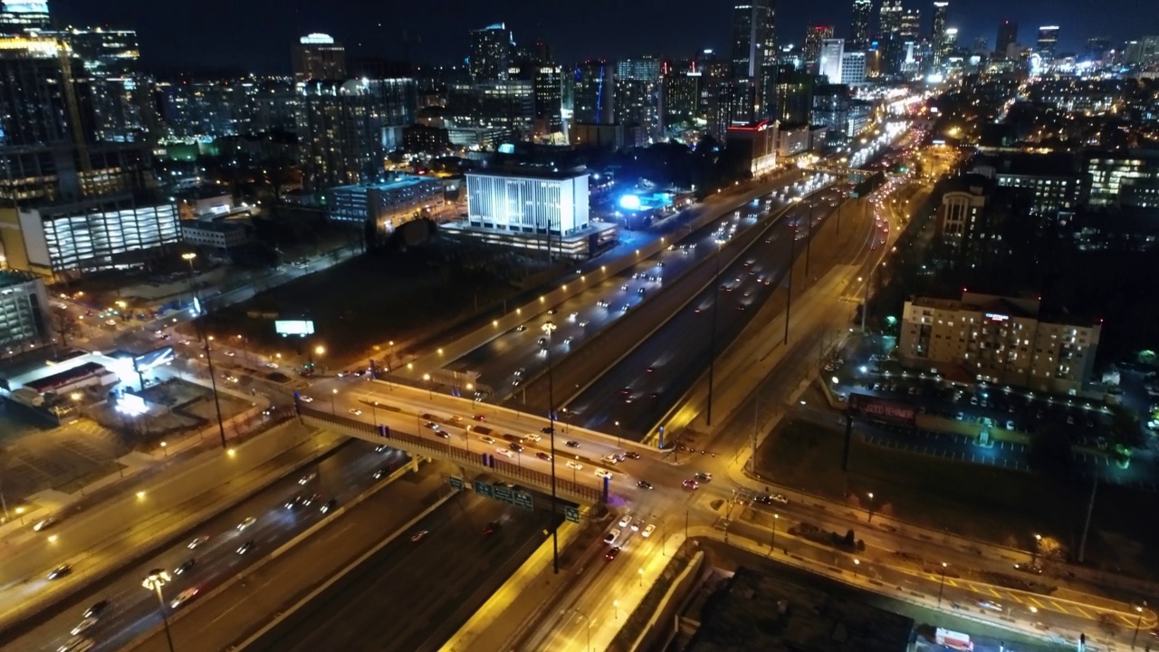 空中拍摄的现代餐厅建筑在夜晚照明城市-亚特兰大，乔治亚州视频素材