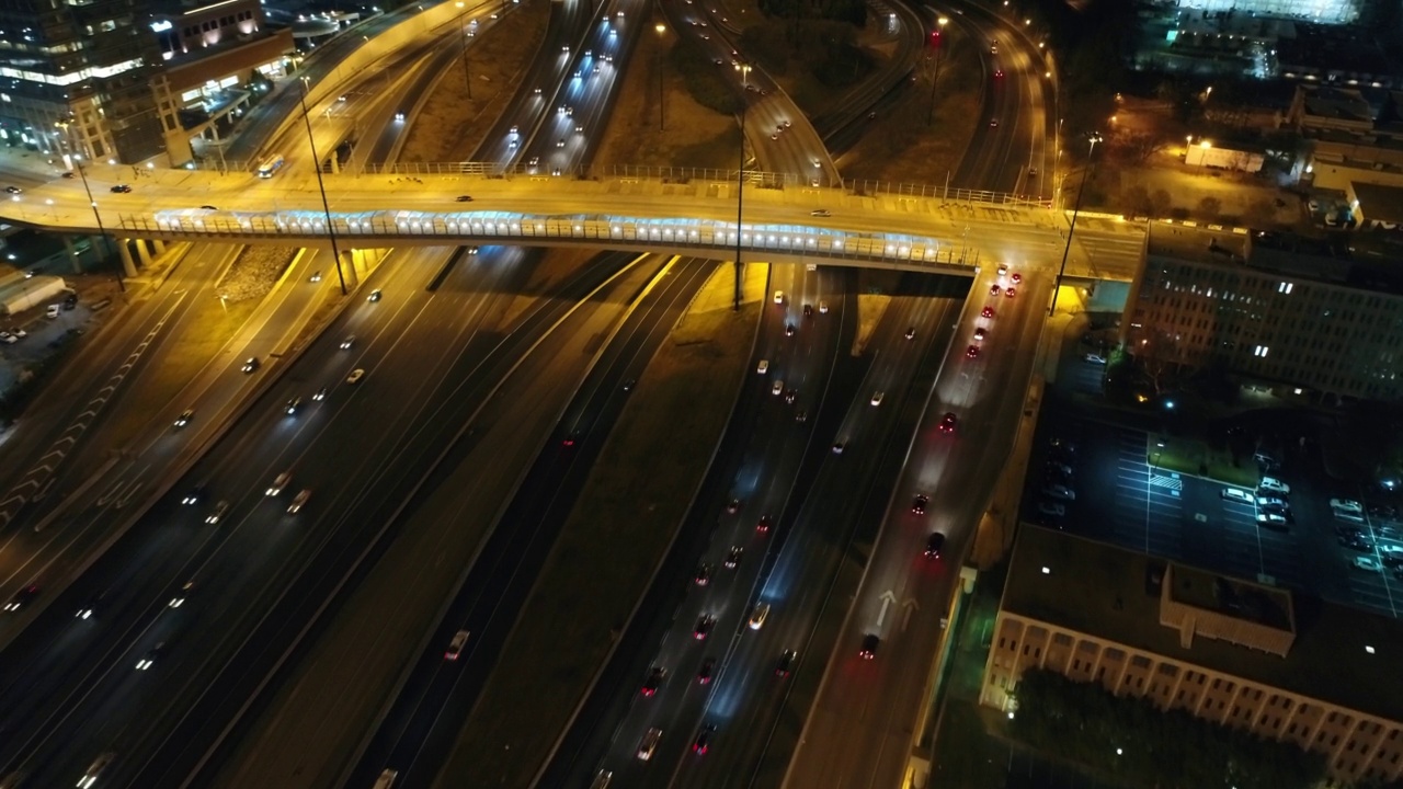 空中向前倾斜向下拍摄照亮的汽车在城市道路上移动-亚特兰大，乔治亚州视频素材