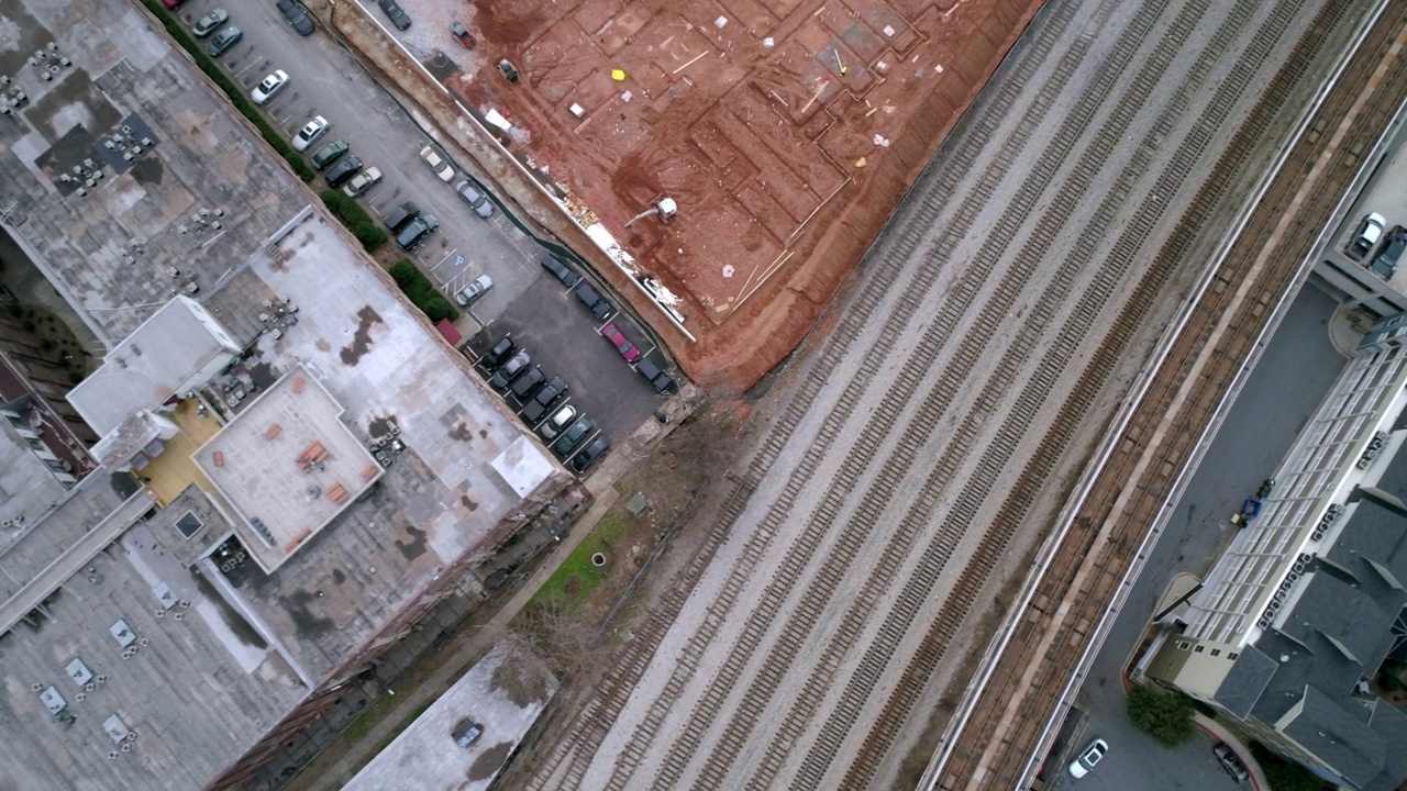 高空拍摄的火车移动在铁路轨道上的建筑工地在城市-亚特兰大，乔治亚视频素材