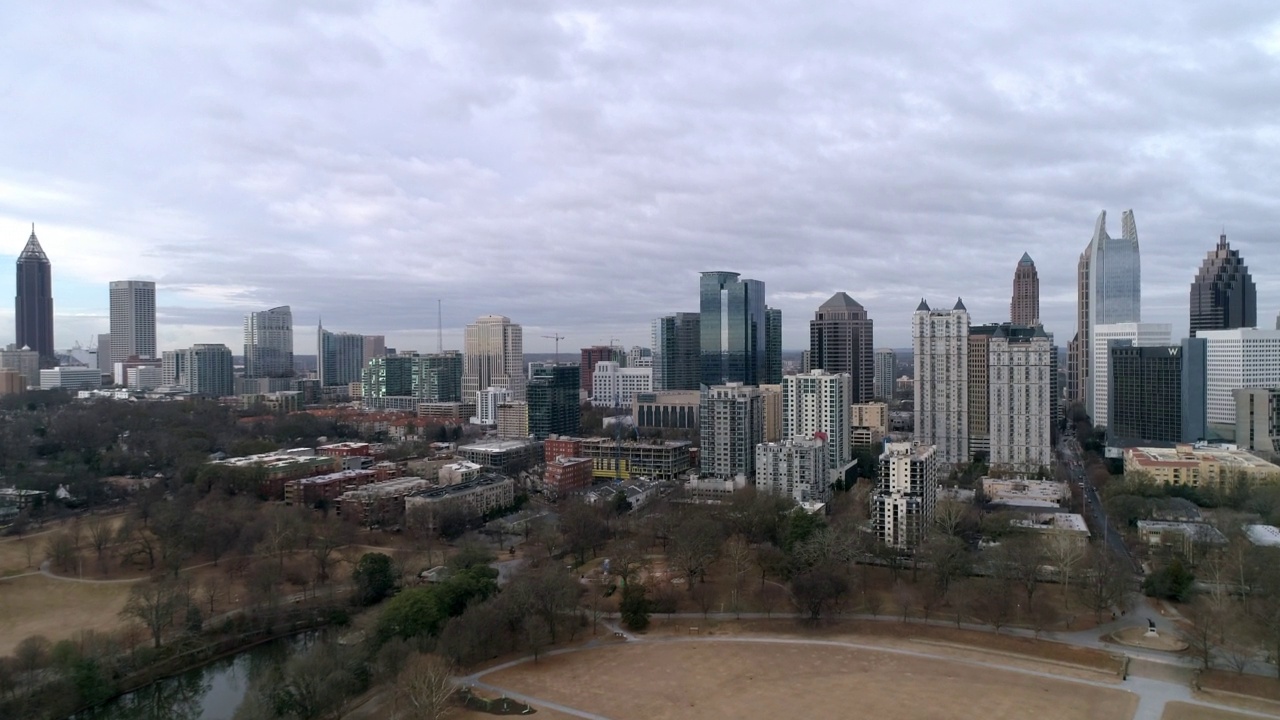 多云天空下市中心摩天大楼的航拍，无人机向前飞越风景-亚特兰大，乔治亚州视频素材