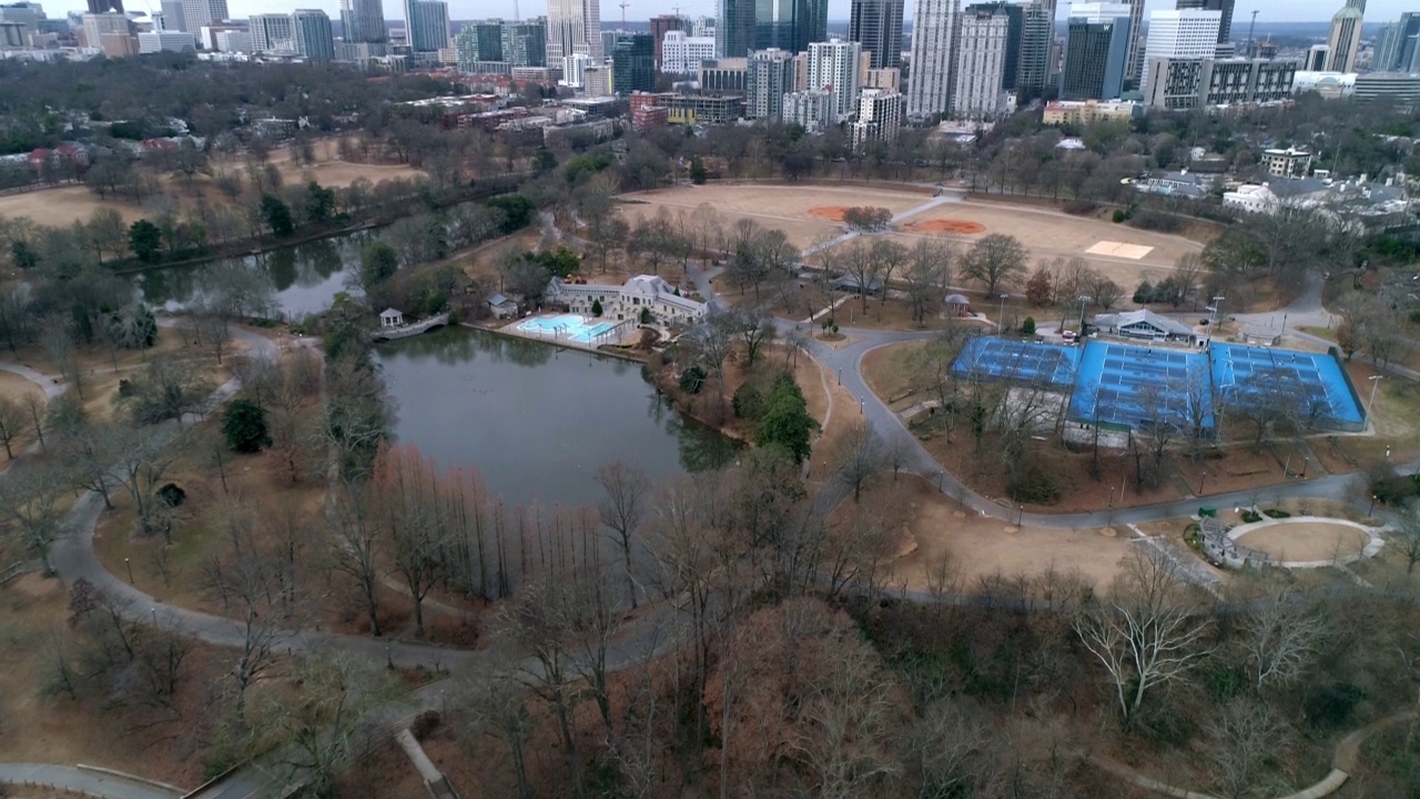 空中倾斜拍摄的水上中心克拉拉米尔湖在多云天空下的现代城市-亚特兰大，乔治亚视频素材