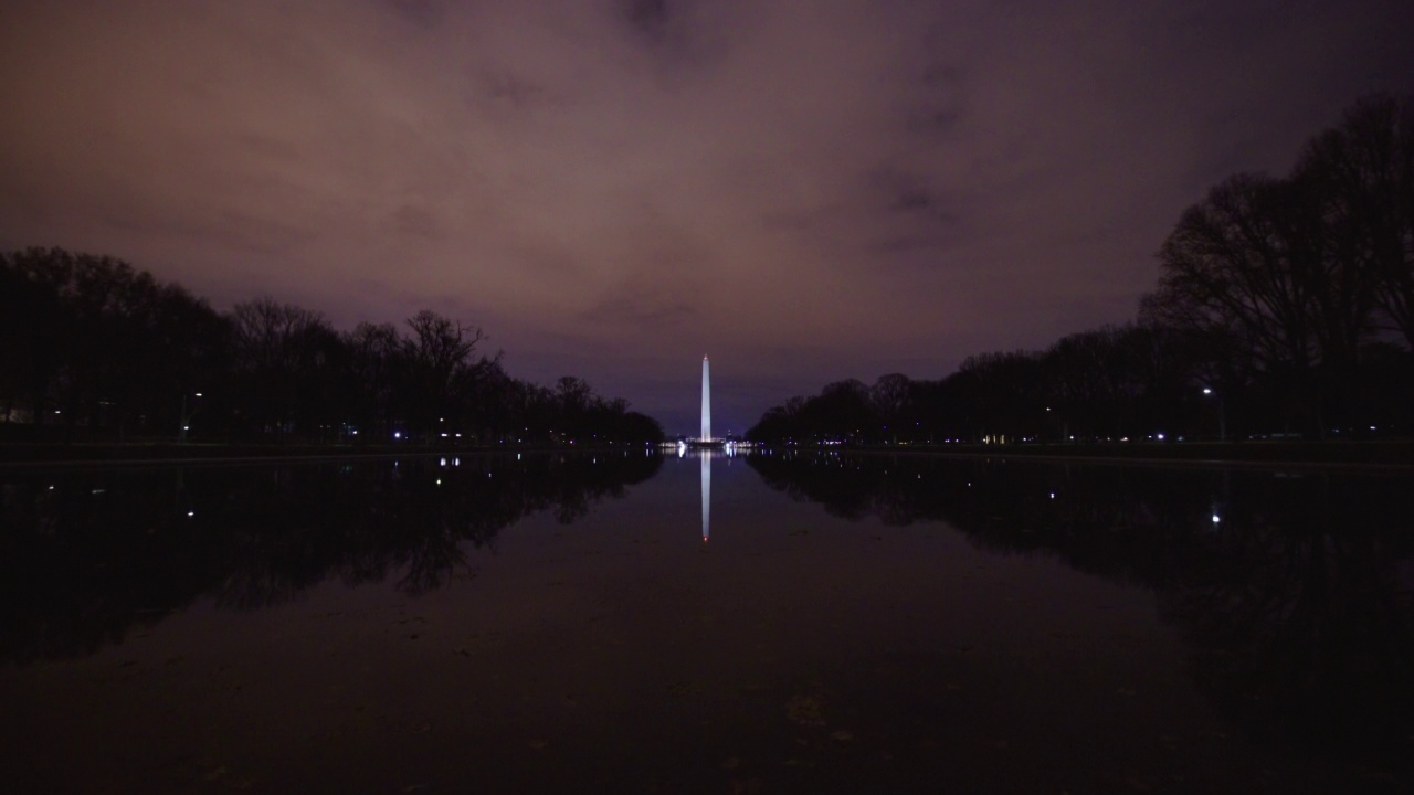 夜晚水中方尖碑形建筑的倒影——华盛顿，哥伦比亚特区视频素材