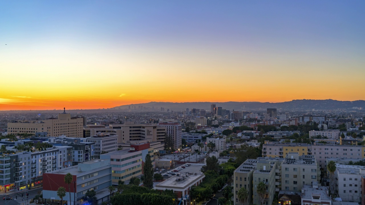 从日落到夜晚的住宅城市的空中延时封锁镜头——加利福尼亚州的洛杉矶视频素材