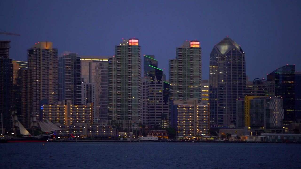 现代照明建筑在夜晚的城市涟漪的海洋-圣地亚哥，加利福尼亚州视频素材