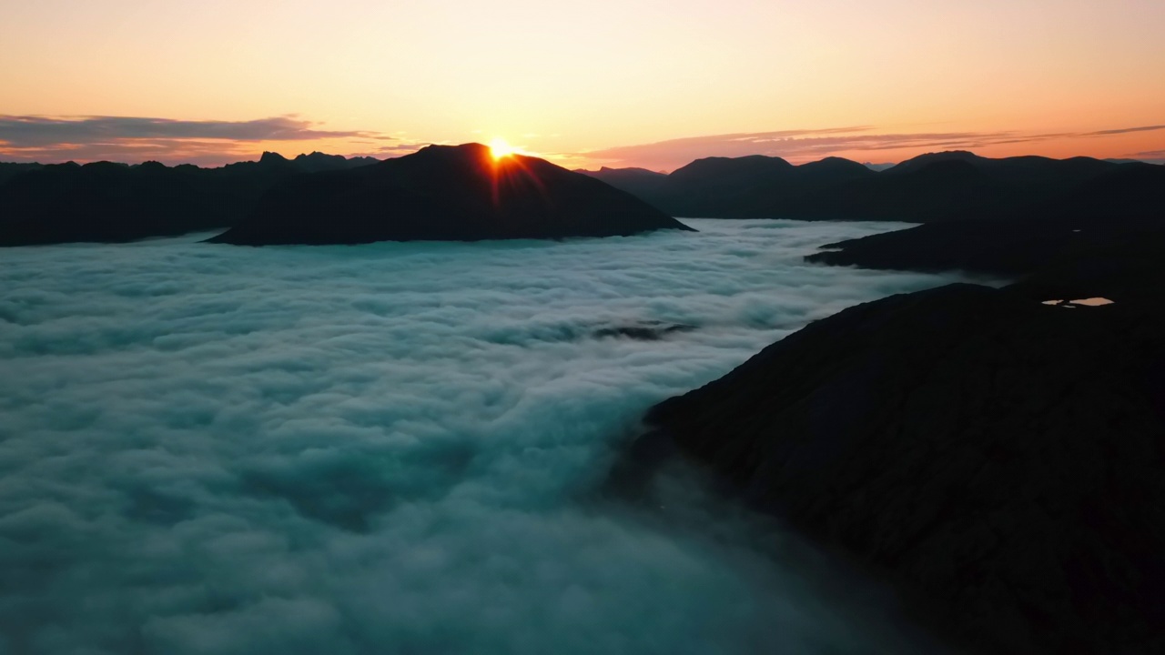 空中拍摄的美丽的山脉在日出时的云景-特罗姆瑟，挪威视频素材