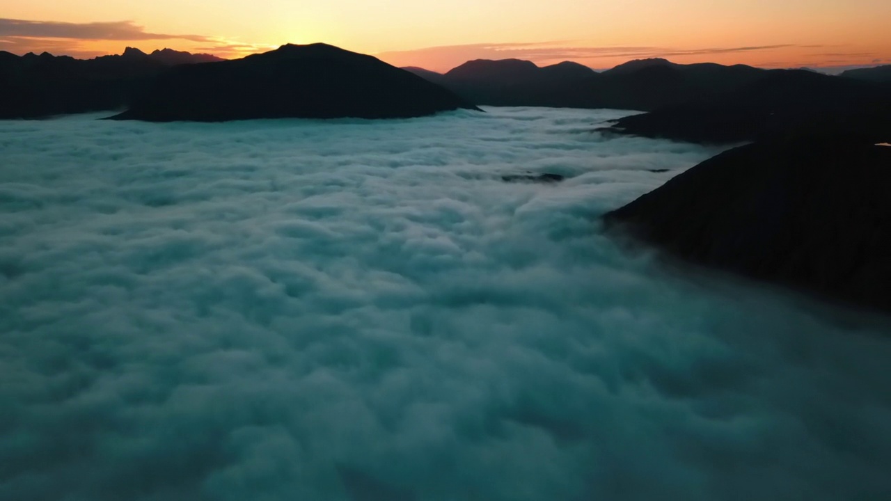 空中倾斜拍摄日落时山上的云景——挪威特罗姆瑟视频素材