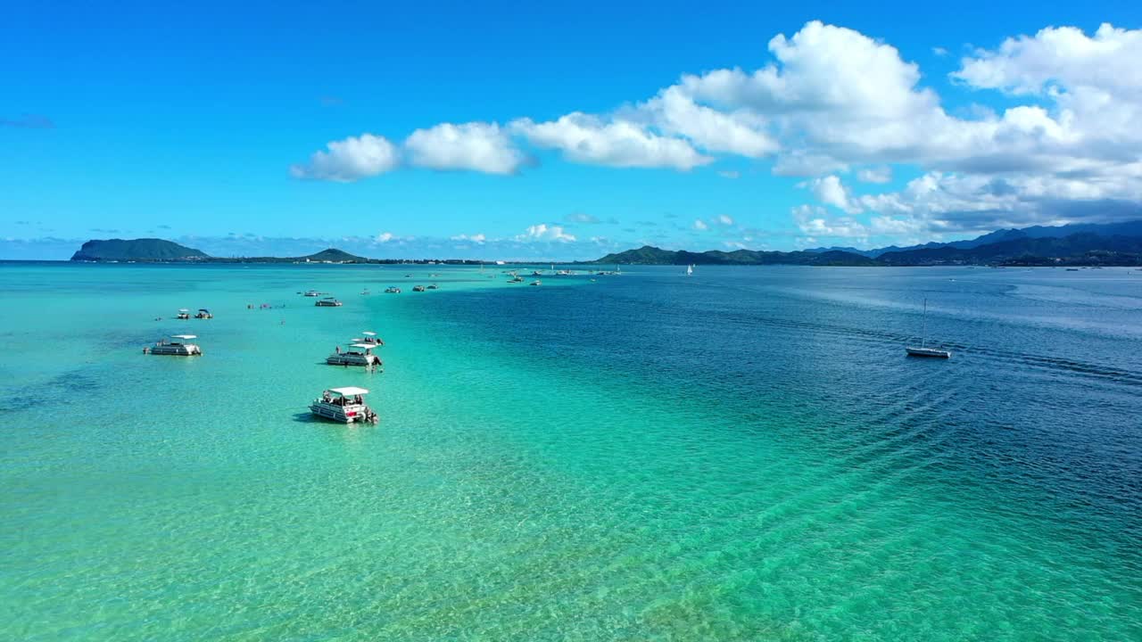 航拍的人在航海船上海浪的海洋由山，无人机飞行向前云层-瓦胡岛，夏威夷视频素材