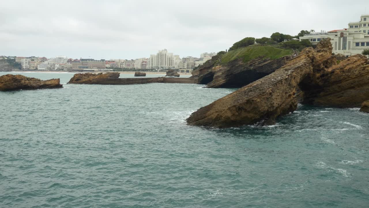 比亚里茨美丽的海滨风景和日落时的岩石海岸视频素材