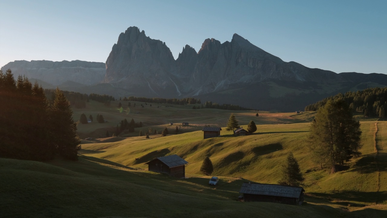 地震Alm Alpe di Siusi时间在夏季在白云石，南蒂罗尔意大利视频素材