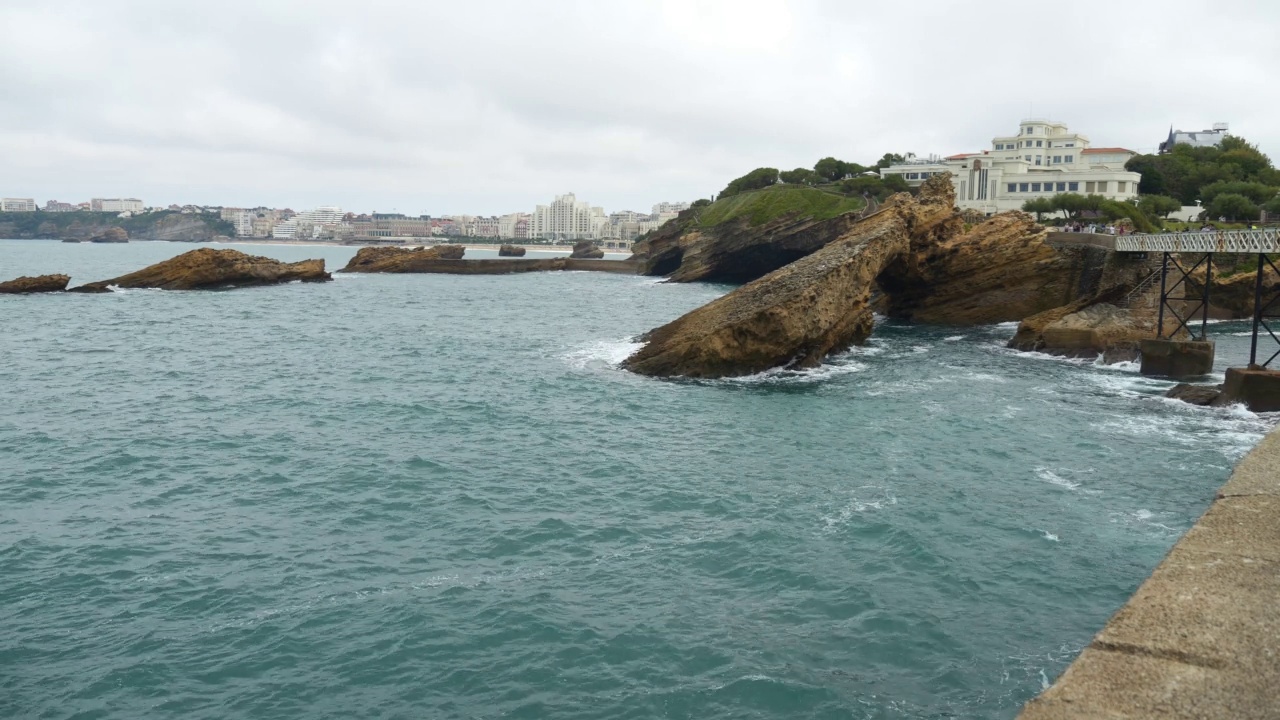 比亚里茨美丽的海滨风景和日落时的岩石海岸视频素材