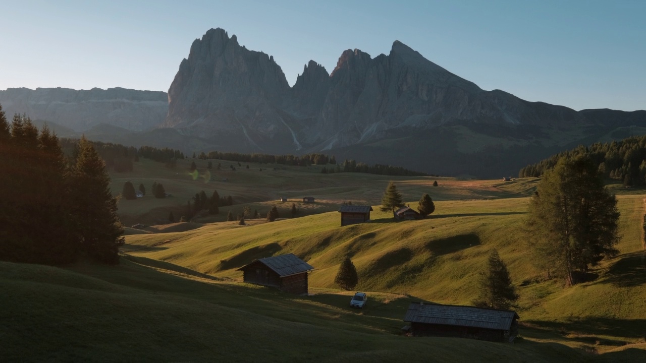 地震Alm Alpe di Siusi时间在夏季在白云石，南蒂罗尔意大利视频素材