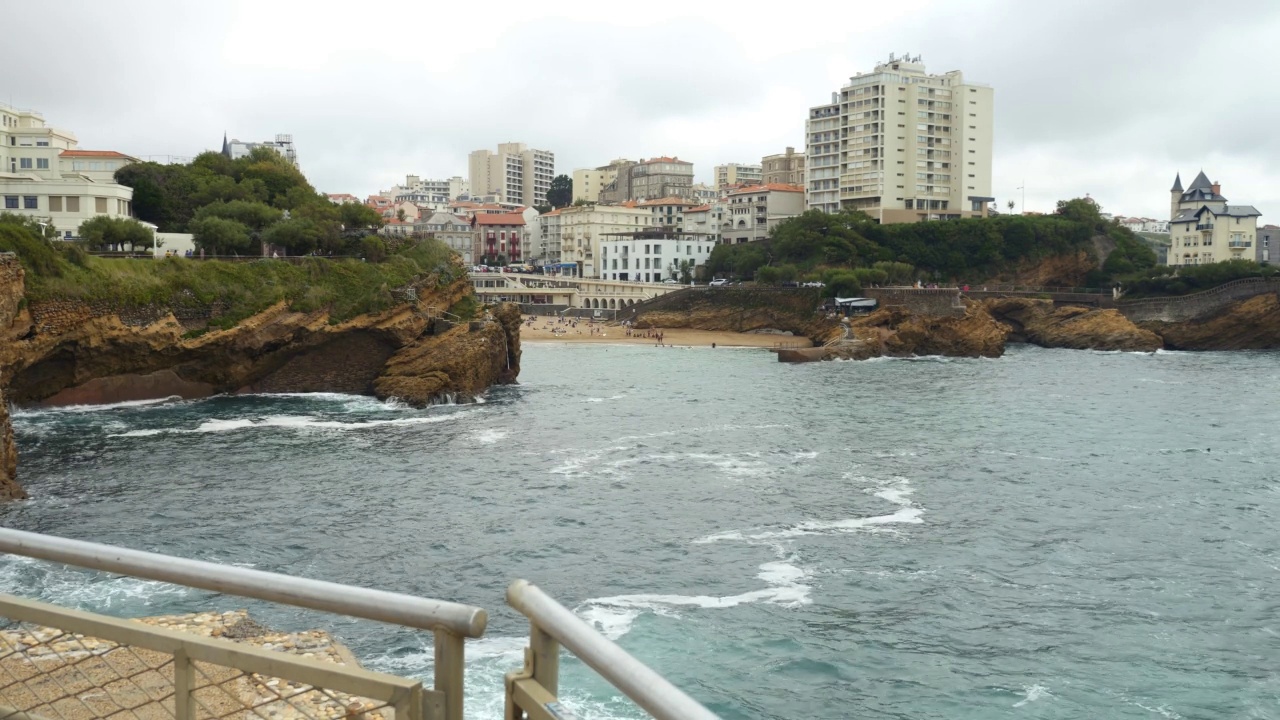 比亚里茨美丽的海滨风景和日落时的岩石海岸视频素材