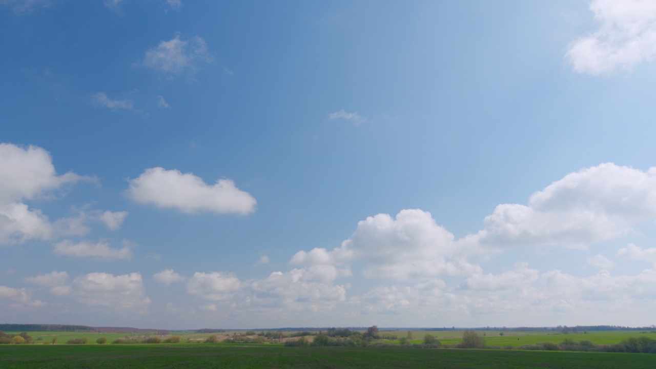 绿色的森林在远处的地平线上看到春天的风景。农村夏天的风景。视频素材