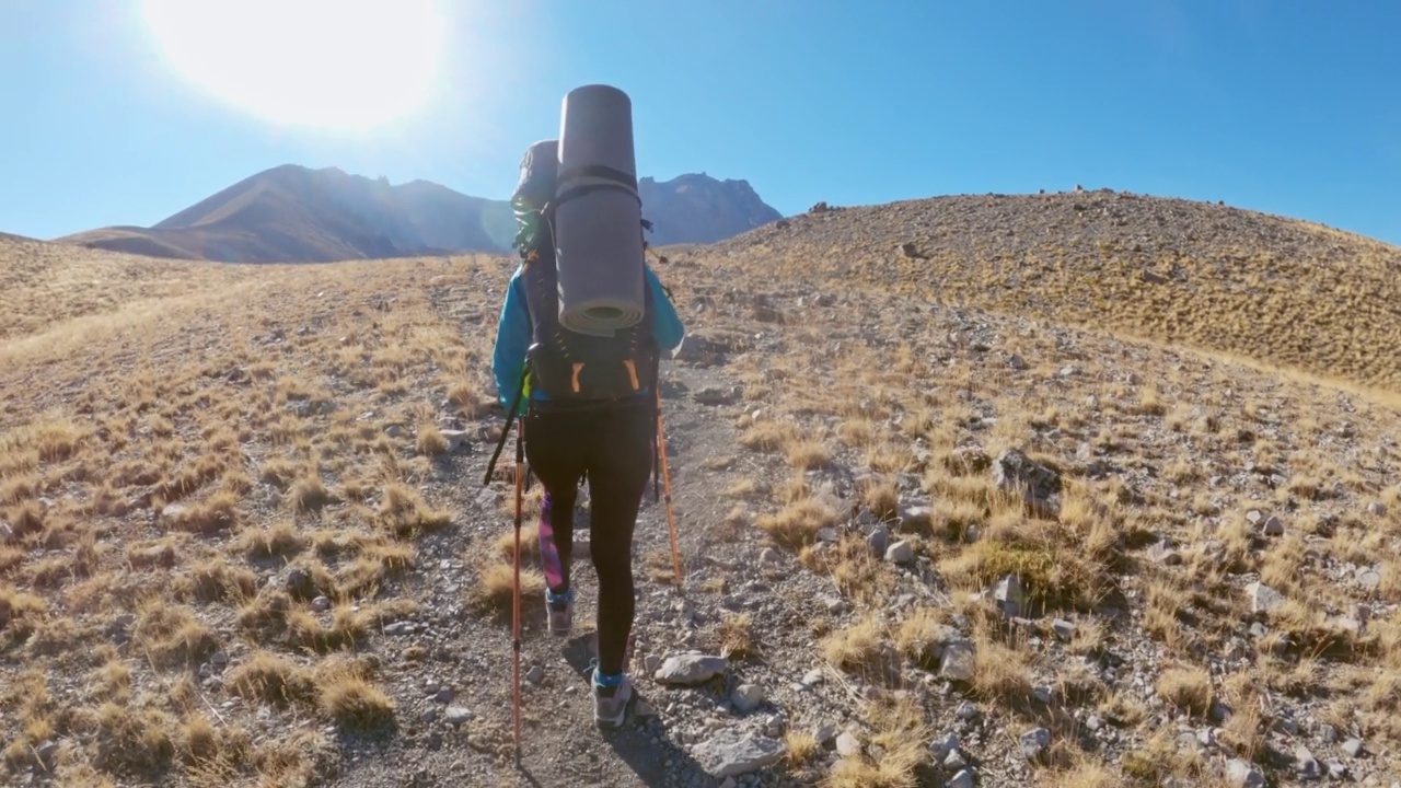 徒步登山的女人视频素材