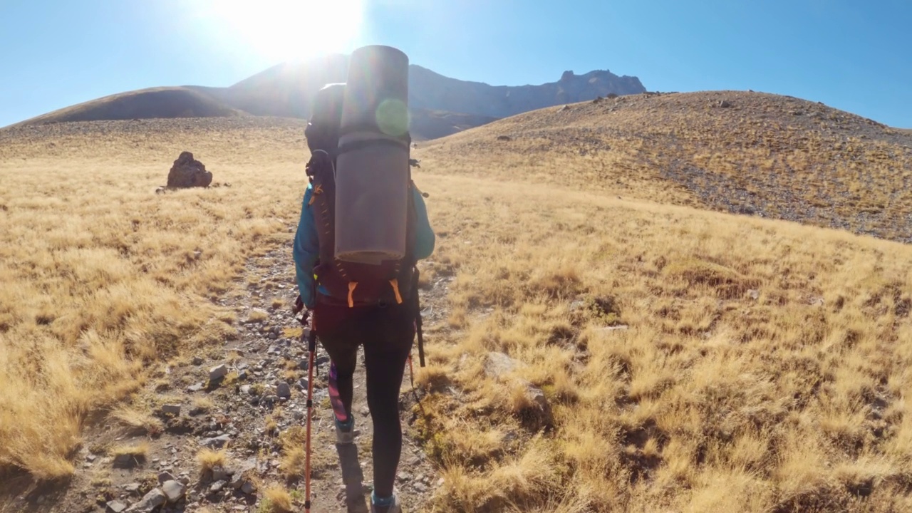 徒步登山的女人视频素材