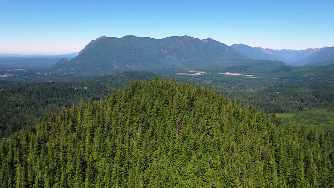 以泗山为背景的空中飞行视频素材