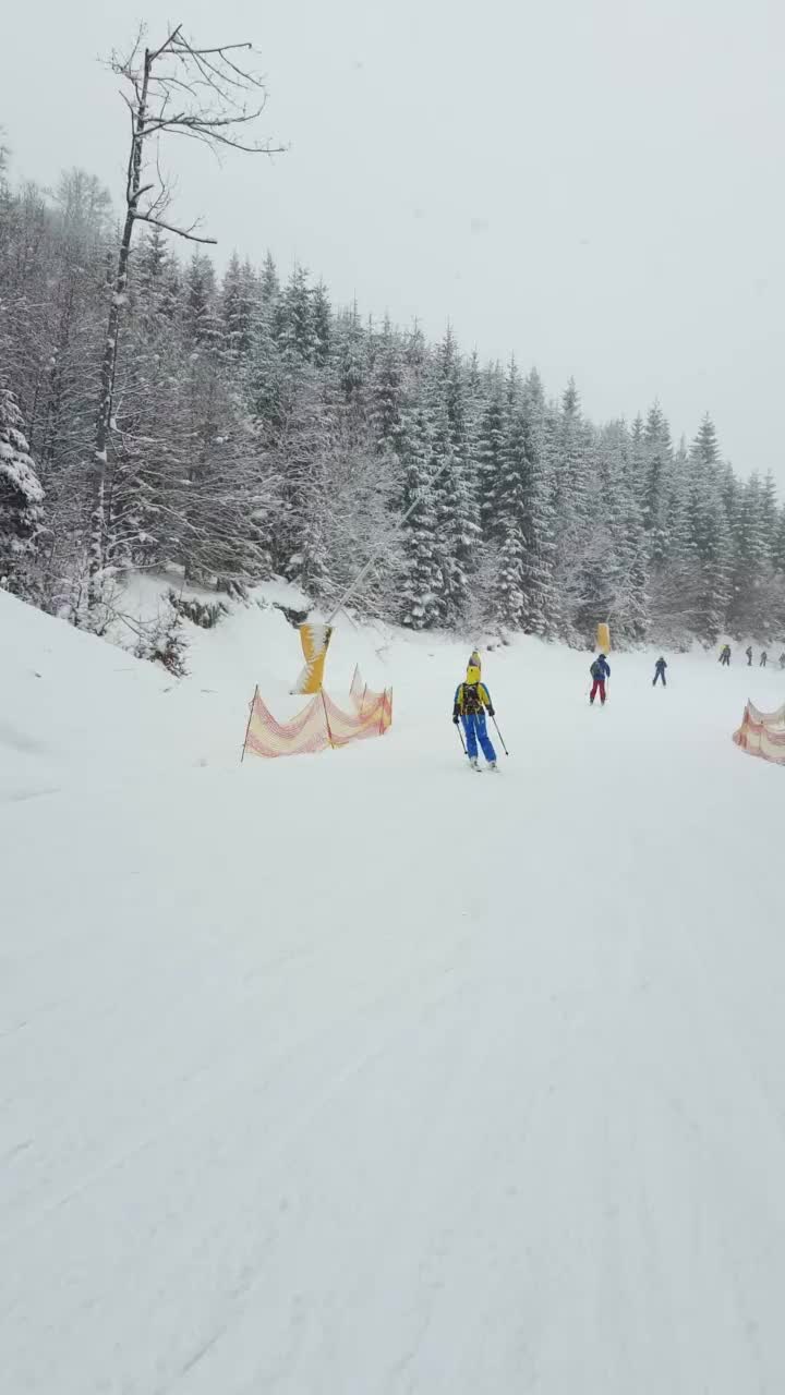 女子滑雪者在滑雪坡阳光灿烂的一天视频素材