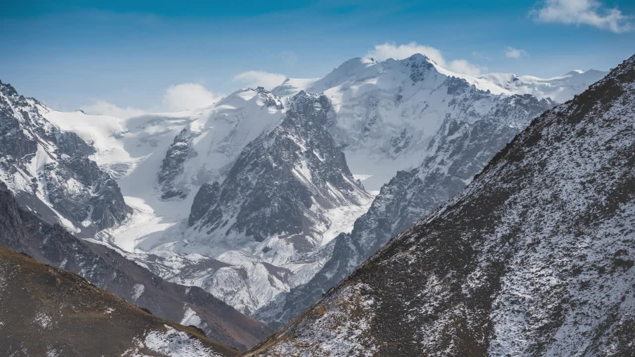 积雪和冰川覆盖的山脉景色令人惊叹视频素材