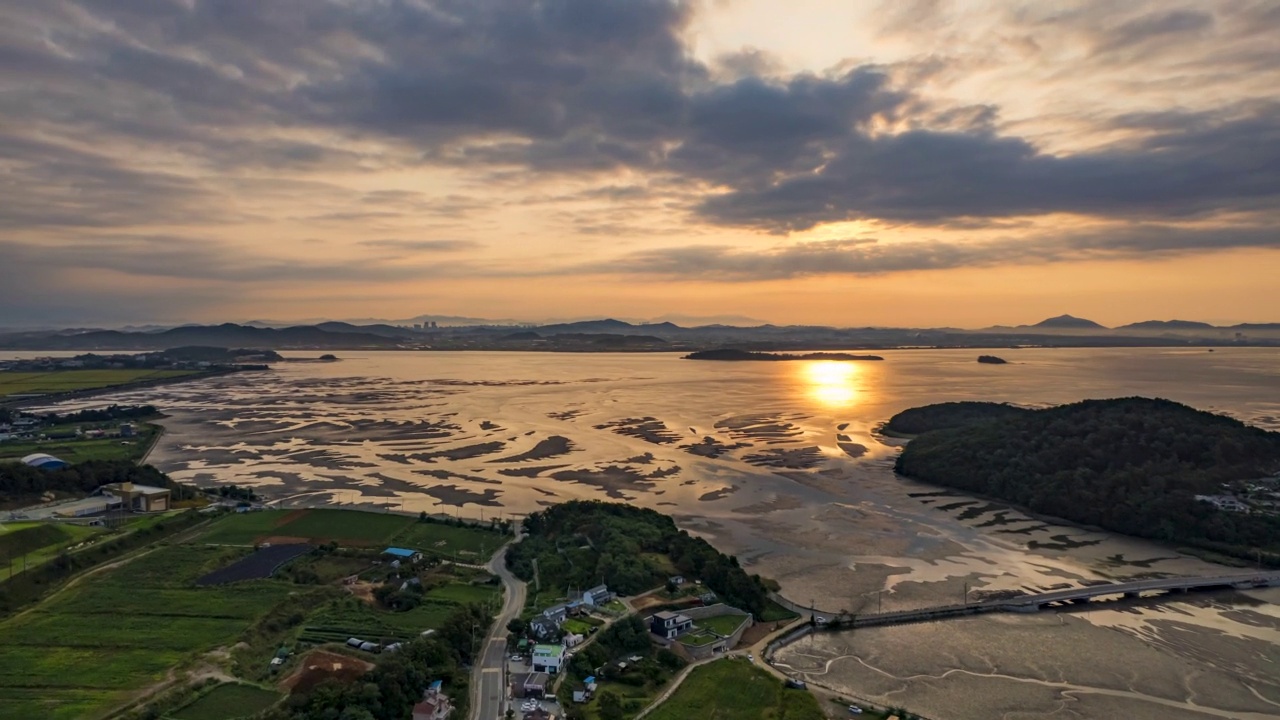 东岩岛-海边和泥滩周围的日落风景/韩国仁川江华郡视频素材